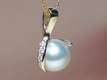 Zlatý prívesok 14K s perlou Južného Pacifiku a briliantmi BC05YP-W Zlatý prívesok 14K s perlou Južného Pacifiku a briliantmi BC05YP-W
