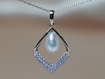 Strieborný prívesok s pravou perlou a zirkónmi PP333B Strieborný prívesok s pravou perlou a zirkónmi PP333B