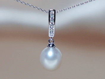 Strieborný prívesok s pravou perlou a zirkónmi PP777B Strieborný prívesok s pravou perlou a zirkónmi PP777B