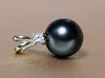 Zlatý prívesok 14K s tahitskou perlou BC025YP-T Zlatý prívesok 14K s tahitskou perlou BC025YP-T