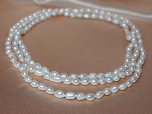 Dlhý perlový náhrdelník