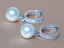 Strieborné náušnice s perlou