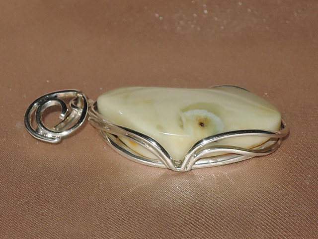 Jantárový prívesok JP021AA Jantárový prívesok JP021AA