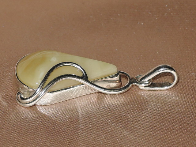 Jantárový prívesok JP024AA Jantárový prívesok JP024AA