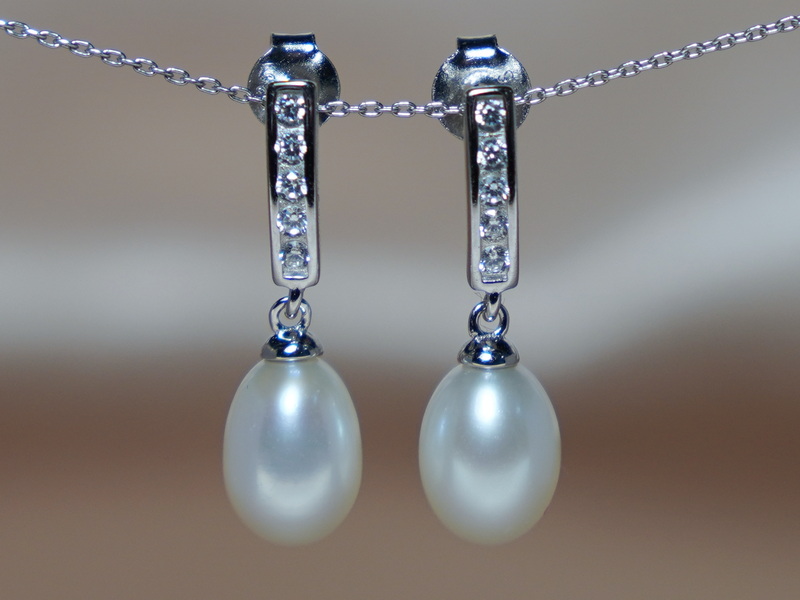 Strieborné náušnice s perlou a zirkónmi napichovacie PE777B Strieborné náušnice s perlou a zirkónmi napichovacie PE777B