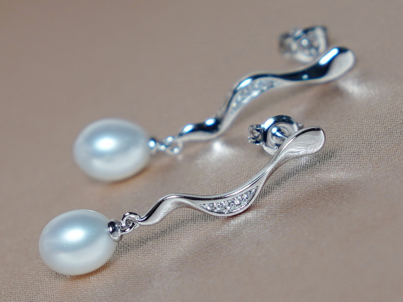 Strieborné náušnice s riečnymi perlami a zirkónmi PE2379SH Strieborné náušnice s riečnymi perlami a zirkónmi PE2379SH