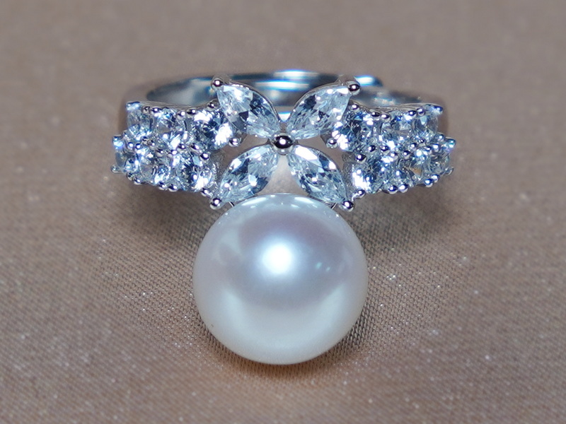 Strieborný prsteň so zirkónmi a sladkovodnou perlou PR8035SH Strieborný prsteň so zirkónmi a sladkovodnou perlou PR8035SH