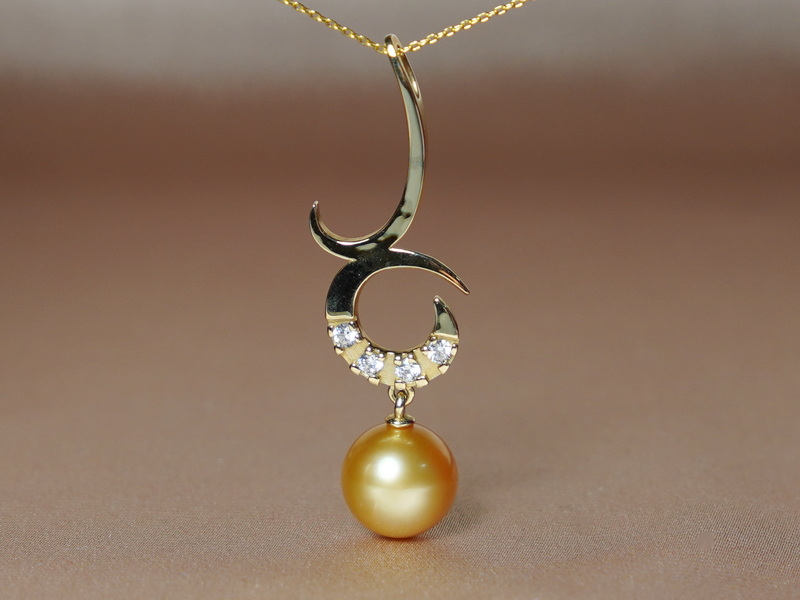 Zlatý prívesok 14K s perlou Južného Pacifiku a briliantmi BC03YP-G Zlatý prívesok 14K s perlou Južného Pacifiku a briliantmi BC03YP-G
