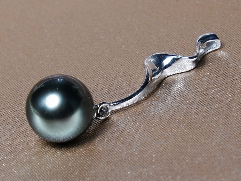 Zlatý prívesok s pravou tahitskou perlou TP200AAAC Zlatý prívesok s pravou tahitskou perlou TP200AAAC