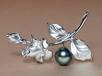 Brošňa s pravou tahitskou perlou BR012BR Brošňa s pravou tahitskou perlou BR012BR