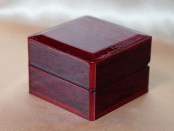 Drevená krabička na prsteň a napichovacie náušnice DK01X Drevená krabička na prsteň a napichovacie náušnice DK01X