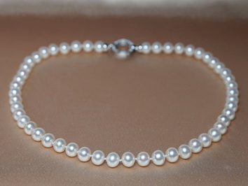 Náhrdelník z pravých bielych perál s elegantným uzáverom NRSN8085AAAwA