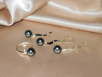 Súprava šperkov zo 14K zlata s tahitskými perlami a briliantmi BC04YS-T Súprava šperkov zo 14K zlata s tahitskými perlami a briliantmi BC04YS-T