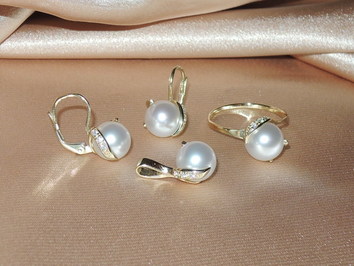 Súprava zlatých šperkov s japonskými akoya perlami a briliantmi BC05YS-A Súprava zlatých šperkov s japonskými akoya perlami a briliantmi BC05YS-A