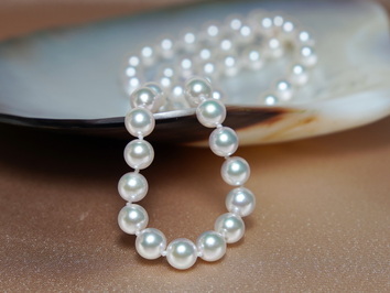 Perlový náhrdelník z japonských akoya perál Hanadama 6,5mm HANADAMA 6570 Perlový náhrdelník z japonských akoya perál Hanadama 6,5mm HANADAMA 6570