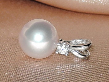 Prívesok s perlou BC025WFP-W Prívesok s perlou BC025WFP-W