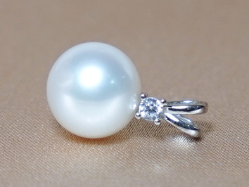 Prívesok s perlou BC025WP-A Prívesok s perlou BC025WP-A