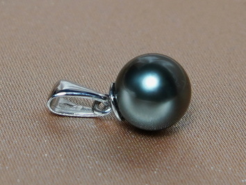 Prívesok z bieleho zlata a pravou tahitskou perlou TPAAAZwGC Prívesok z bieleho zlata a pravou tahitskou perlou TPAAAZwGC