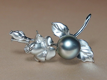 Strieborná brošňa s pravou tahitskou perlou BR014BR