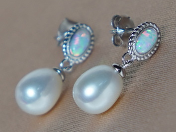 Strieborné náušnice s opálmi a pravými perlami PE111B Strieborné náušnice s opálmi a pravými perlami PE111B