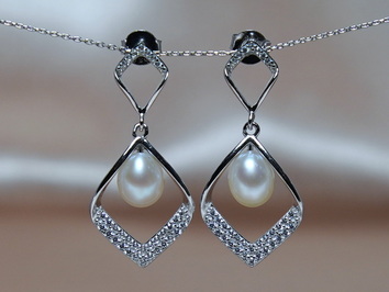 Strieborné náušnice s perlami a zirkónmi PE333B