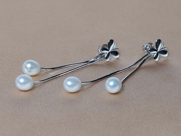 Strieborné náušnice s pravými perlami PE222B Strieborné náušnice s pravými perlami PE222B