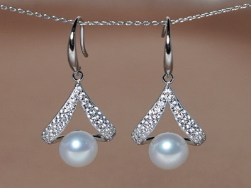 Strieborné náušnice so zirkónmi a pravou perlou PE444B Strieborné náušnice so zirkónmi a pravou perlou PE444B