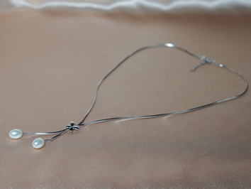 Strieborný náhrdelník s perlami PN222B