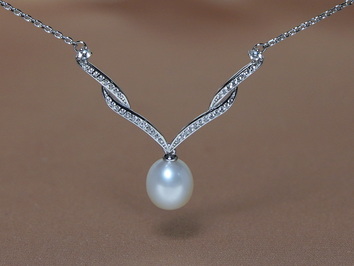 Strieborný náhrdelník s pravou perlou a zirkónmi PN2040SH Strieborný náhrdelník s pravou perlou a zirkónmi PN2040SH
