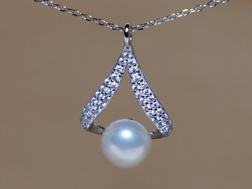 Strieborný náhrdelník so sladkovodnou perlou a zirkónmi PN444B Strieborný náhrdelník so sladkovodnou perlou a zirkónmi PN444B
