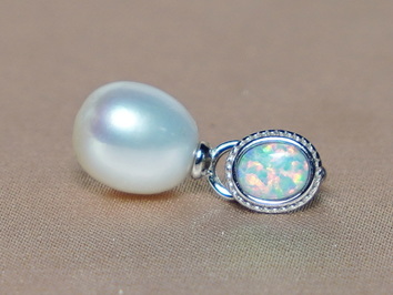 Strieborný prívesok s opálom a pravou perlou PP111B