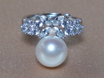 Strieborný prsteň so zirkónmi a sladkovodnou perlou PR8035SH Strieborný prsteň so zirkónmi a sladkovodnou perlou PR8035SH