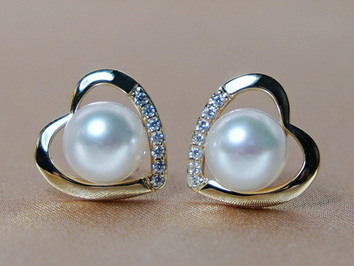 Zlaté napichovacie náušnice s morskou perlou WW013YE-A Zlaté napichovacie náušnice s morskou perlou WW013YE-A