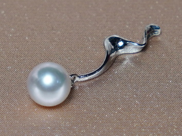 Zlatý prívesok s japonskou akoya perlou AP002C Zlatý prívesok s japonskou akoya perlou AP002C