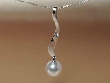 Zlatý prívesok s japonskou akoya perlou BC04WP-A Zlatý prívesok s japonskou akoya perlou BC04WP-A