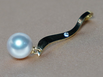 Zlatý prívesok s perlou Južného Pacifiku BC04YP-W Zlatý prívesok s perlou Južného Pacifiku BC04YP-W