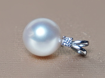 Zlatý prívesok 14K s perlou Južného Pacifiku s briliantom BC025WP-W Zlatý prívesok 14K s perlou Južného Pacifiku s briliantom BC025WP-W