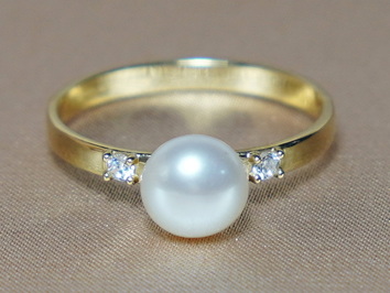 Zlatý prsteň s bielou riečnou perlou BC027YBR-W Zlatý prsteň s bielou riečnou perlou BC027YBR-W