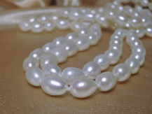 Dlhý perlový náhrdelník