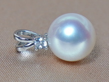 Strieborný prívesok s perlou