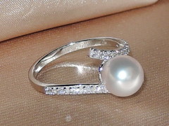 Strieborný prsteň so sladkovodnou perlou a zirkónmi BC029SR-W Prsteň s perlou BC029SR-W. BC029SR-W