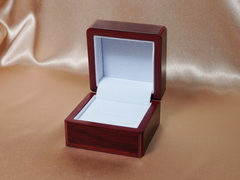 Drevená krabička na prsteň a napichovacie náušnice DK01X Drevená krabička na prsteň a napichovacie náušnice DK01X-1.JPG DK01X