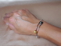 Náramok s čiernou a zlatožltou morskou perlou GTPB100wB Náramok s čiernou a zlatožltou morskou perlou GTPB100wB.1.JPG GTPB100wB