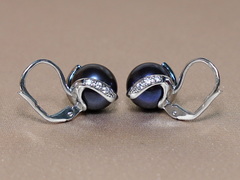 Strieborné náušnice s pravou čiernou perlou BC05SE-B Náušnice s čiernymi sladkovodnými perlami BC05SE-B-2.JPG BC05SE-B