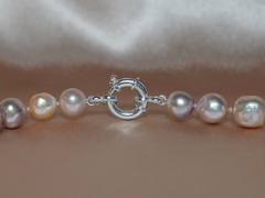 Viacfarebný perlový náhrdelník z riečnych perál EPTN912H Perlovy_nahrdelnik_EPTN912H_uzaver.JPG EPTN912H