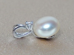 Prívesok s perlou BC026SBP-W Prívesok s perlou BC026SBP-W.1.JPG BC026SBP-W