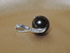 Prívesok s perlou BC05SP-B Prívesok s riečnou perlou BC05SP-B.JPG BC05SP-B