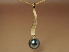 Súprava šperkov zo 14K zlata s tahitskými perlami a briliantmi BC04YS-T Prívesok s tahitskou perlou BC04YP-T.JPG BC04YS-T