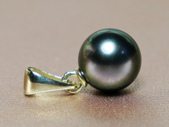 Prívesok s čiernou tahitskou perlou TPAAAZGC Prívesok s tahitskou perlou TPAAAZGC.1.JPG TPAAAZGC