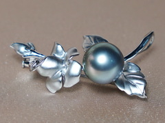 Strieborná brošňa s pravou tahitskou perlou BR014BR Strieborná brošňa s pravou tahitskou perlou BR014BR.2.JPG BR014BR